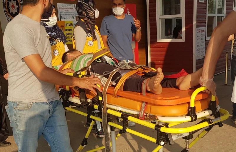 Traktörden düşen torununu fark edemedi, üzerinden geçti
