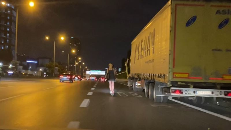 (Özel) Kadıköy’de genç kızların tehlikeli ’martı’ yolculuğu kamerada
