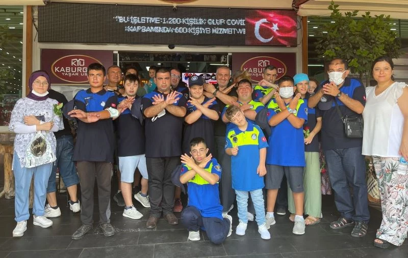 Zabıta olan down sendromlu çocuklar kebapçı denetledi

