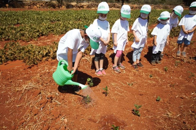 Çocuklar, Antalya Orman Çiftliğinde fidanları toprakla buluşturdu
