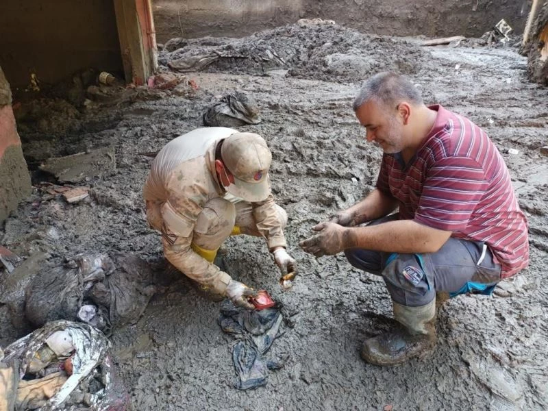 Jandarmanın balçık içinde bulduğu altınlar sahibine teslim edildi

