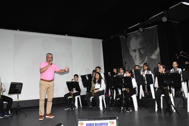 Kemer Belediyesi çocuk ve gençlik bandosu konser verdi
