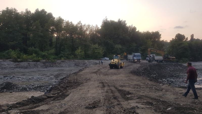 Diyarbakır Büyükşehir Belediyesi Sinop Türkeli’de bozulan yollar ve yıkılan köprüleri onarıyor

