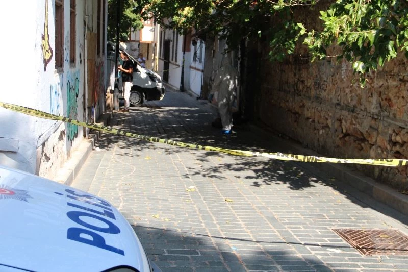 Bimekan şahıs sokak arasında ölü bulundu

