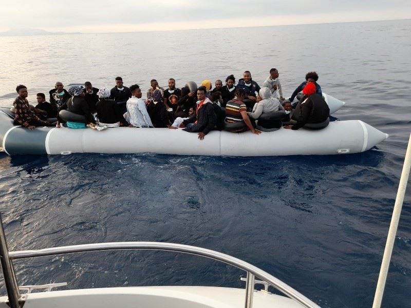 Yunanlıların Türk karasularına bıraktığı 33 düzensiz göçmen kurtarıldı
