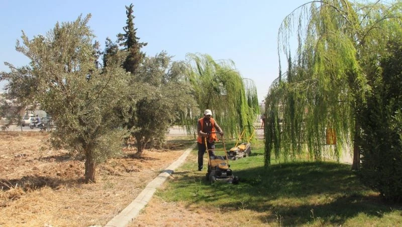 Parkların bakımları sürüyor
