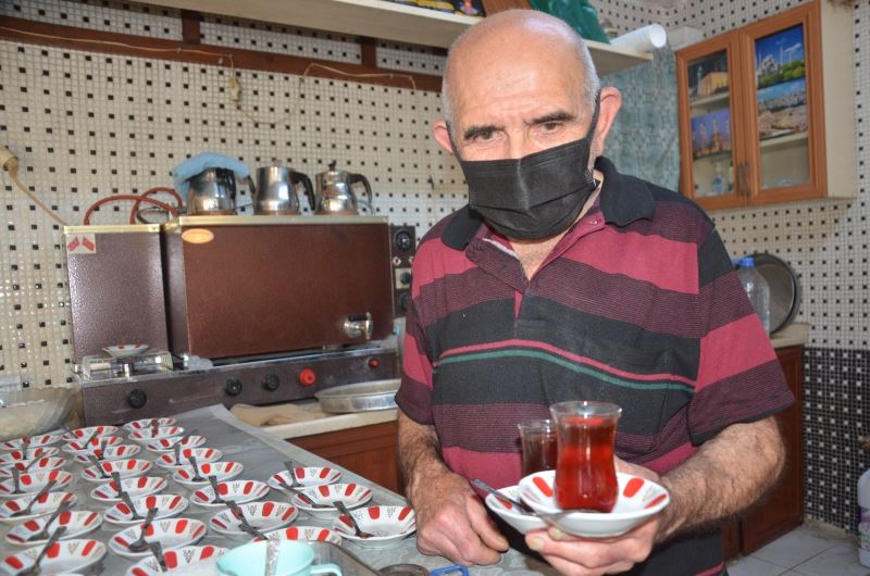 80 yaşındaki Osman dede 60 yıldır çaycılık yapıyor
