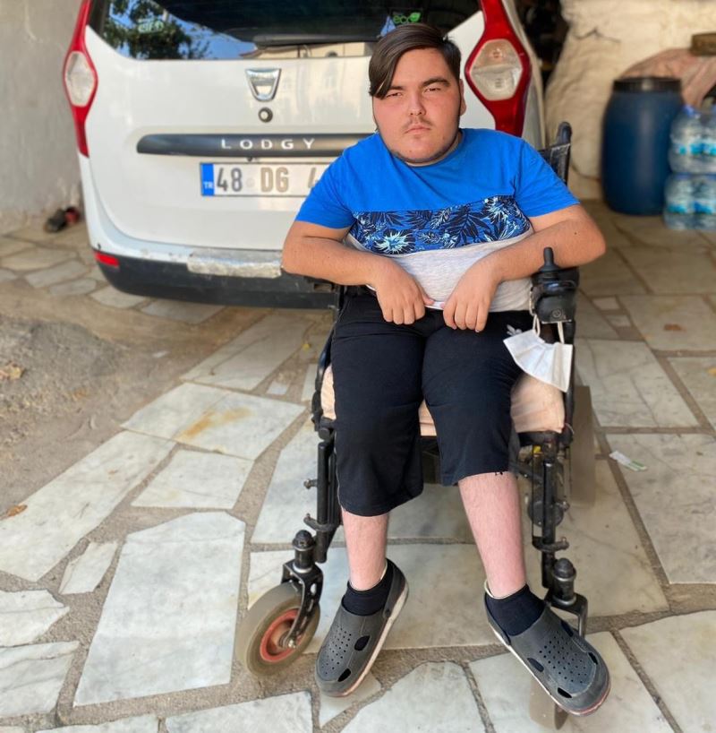 Dengesini kaybedip otomobile çarpan engelli gencin darp edildiği iddiası
