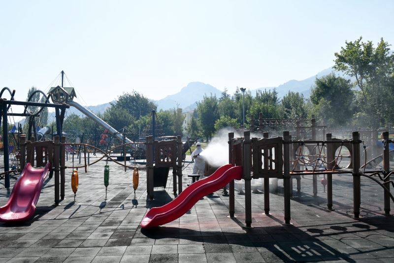 Isparta’da parklar ve çocuk oyun alanları temizleniyor, dezenfeksiyonu yapılıyor
