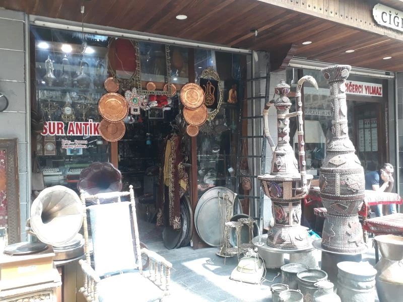 Çocukluktan gelen eski eşya biriktirme hobisi onu antikacı yaptı
