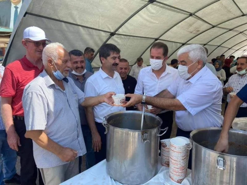 İzcilerden aşure dağıtımı
