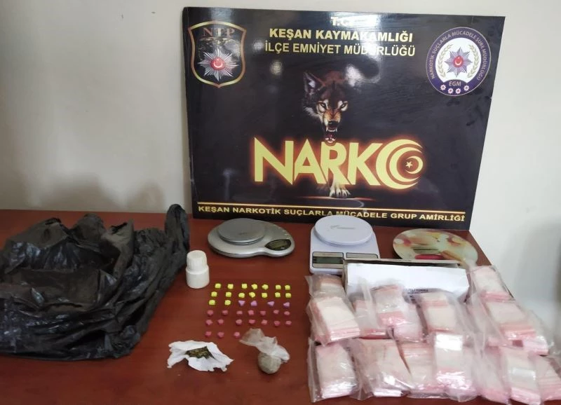 Arama yapılan mahallede çöp kutusundan bile uyuşturucu çıktı
