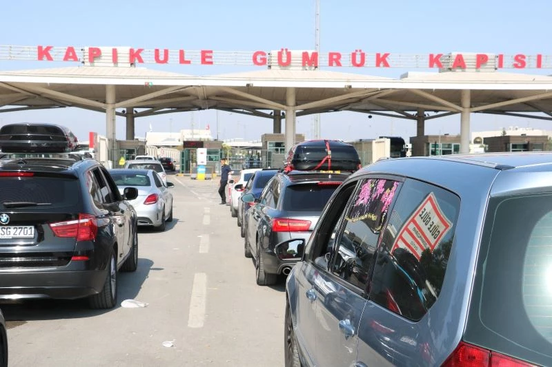 Kapıkule, Hamzabeyli ve Pazarkule sınır kapılarında yoğunluk günlerdir sürüyor
