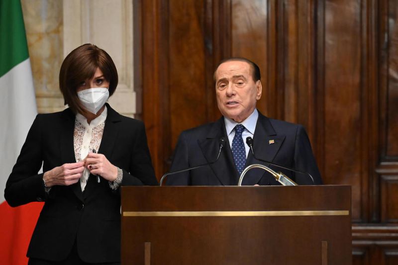 Eski İtalya Başbakanı Berlusconi hastaneye kaldırıldı
