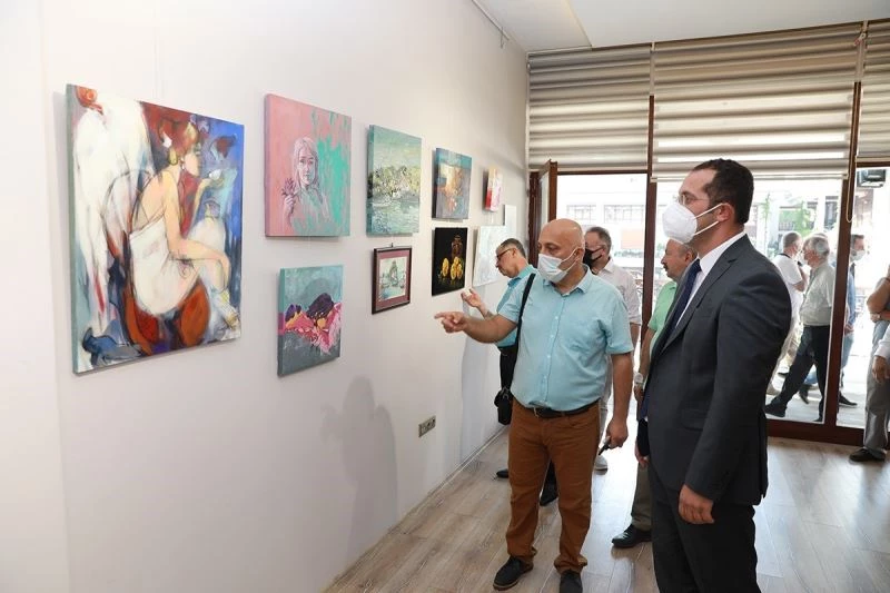 30 ressam, resimlerini yanan ormanlar için çizdi
