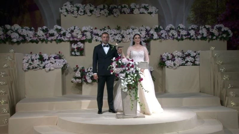 Evlenen çift takılarının bir kısmını afet bölgelerine bağışladı
