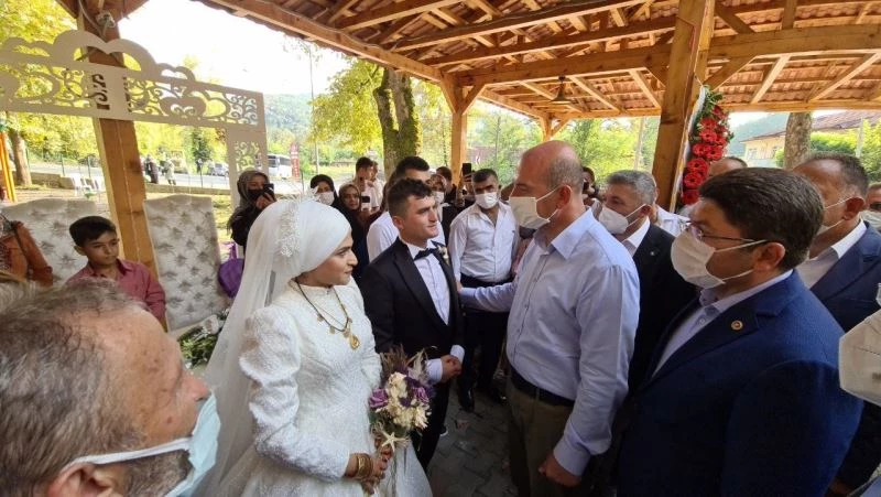 Bakan Soylu, sel bölgesinde yolunun üzerindeki uzman çavuşun düğününe katıldı
