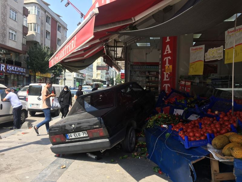 (Özel) 17 yaşındaki sürücü otomobille şarküteri dükkanına girdi
