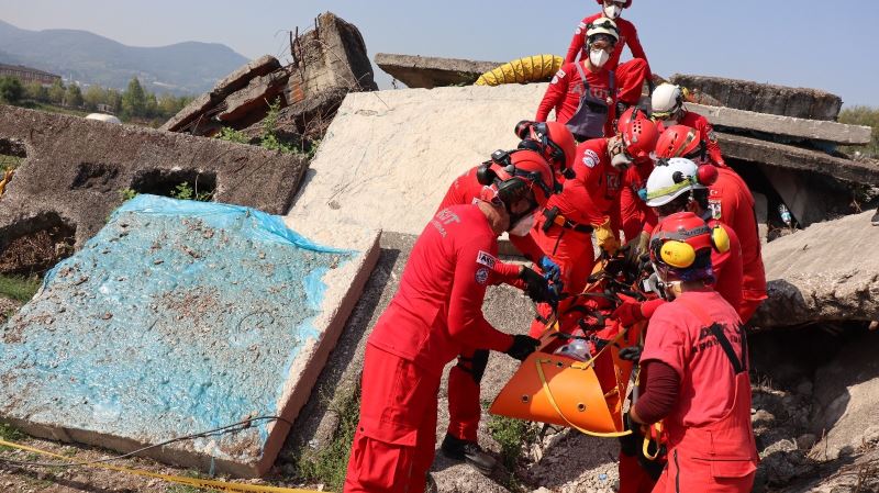 AKUT’tan gönüllülerine gerçeği aratmayan arama ve kurtarma eğitimi
