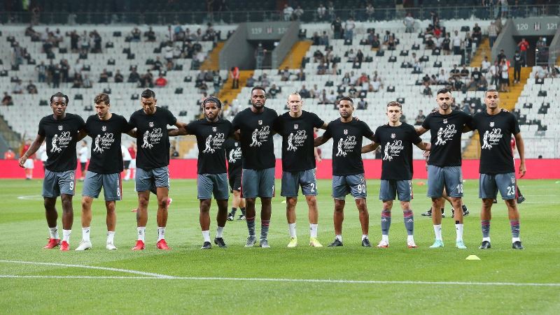 Beşiktaş ısınmaya 30 Ağustos tişörtleriyle çıktı
