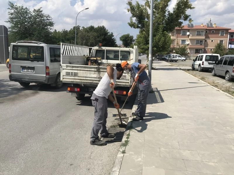 Şehir genelinde mazgallar temizleniyor
