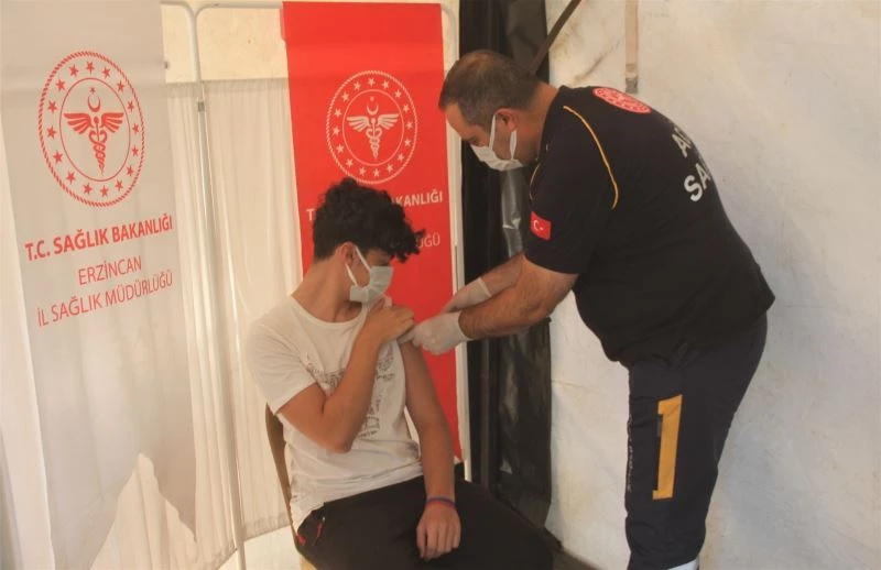 Sağlık müdürü kendi çocuğuna 1. doz aşısını yaptı
