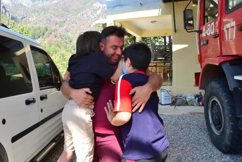 Oğluyla telefon konuşması duygulandıran orman işçisi, çocuklarına kavuşmanın mutluluğunu yaşıyor