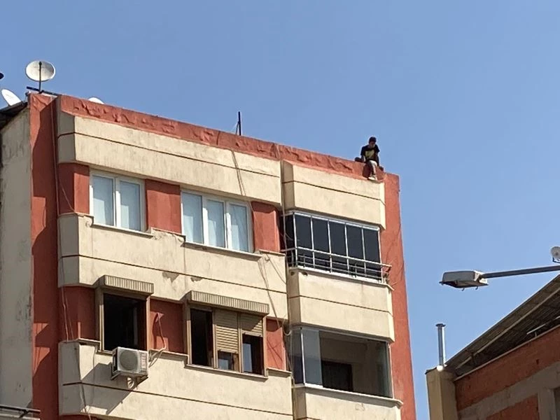 Çatıya çıkıp bağırmaya başladı, görevliler dışında kimse aldırış etmedi
