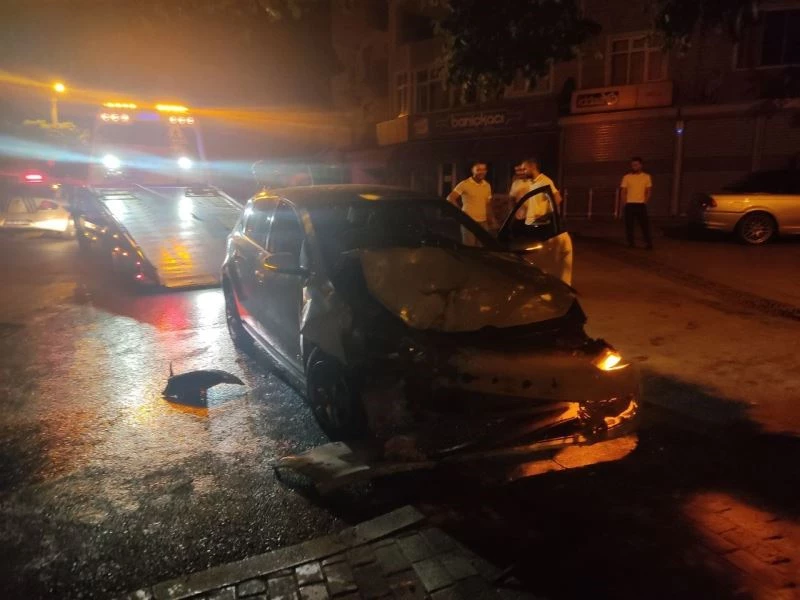 Yayaya çarpmamak için manevra yaptı, restorana girmesini demirler önledi
