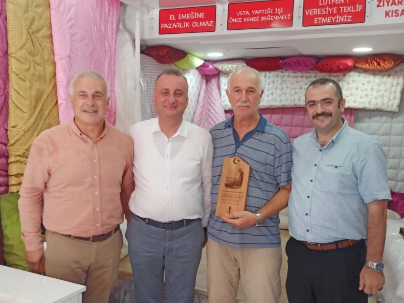 Yün dolu çuvaldan çıkan kayıp altınları teslim etti, yılın örnek esnafı oldu
