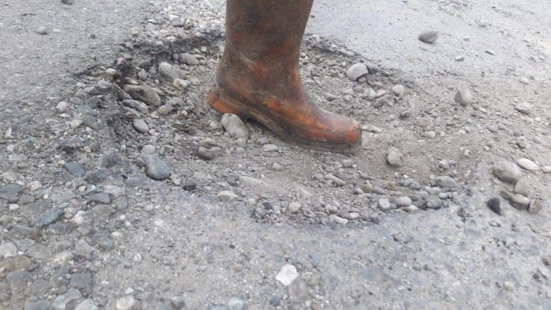 Yıllardır yolları yapılmayınca çukurlara taş döşediler
