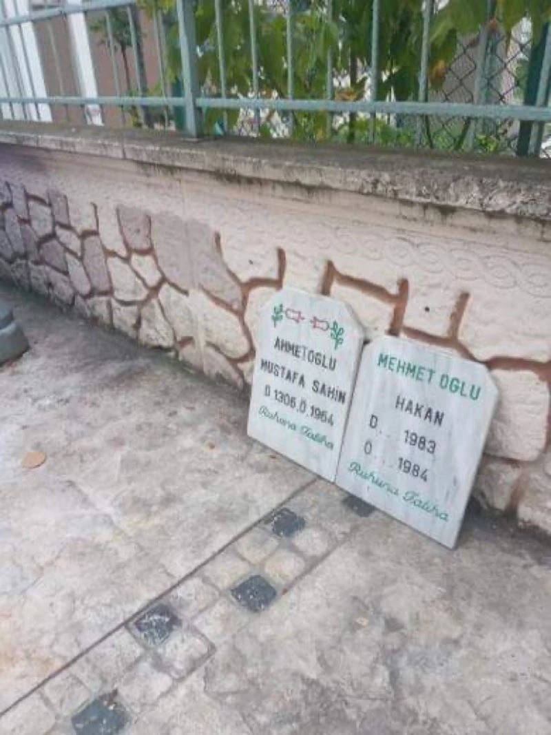 Mezar taşlarını çöpe attılar
