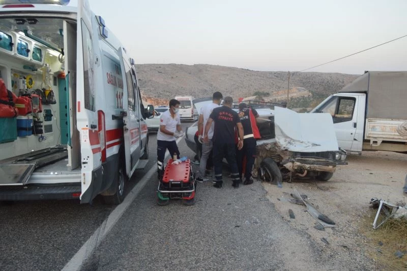 Düğünden dönen aile kaza yaptı: 7 yaralı
