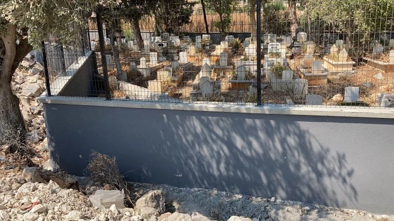 Hatadan dönüldü, o kabirler tekrar mezarlık içine alındı
