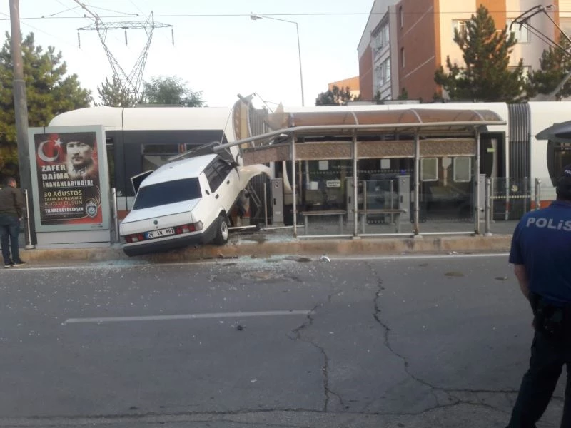 Otomobil tramvaya çarptı: 1 yaralı
