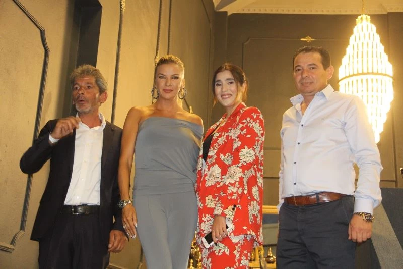 Mobilya mağazasının açılışında mankenler boy gösterdi, açılışı Ivana Sert yaptı
