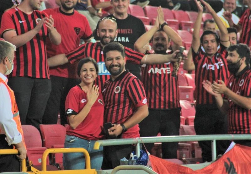 Gençler’den maçta evlenme teklifi
