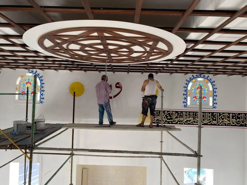 Depremde yıkılan caminin yerine inşa edilen cami tamamlanmak üzere
