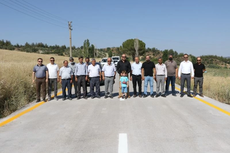 Beton yol Gördes’le Salihli’yi birbirine bağlıyor
