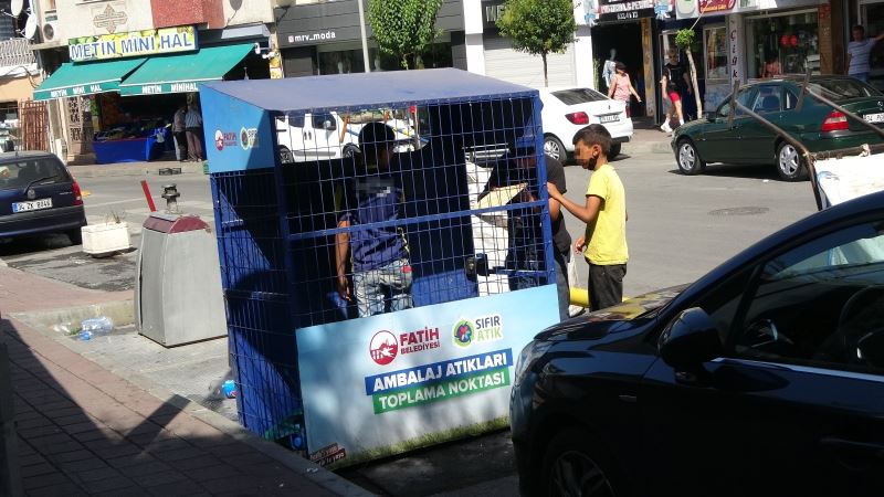  Fatih’te kağıt toplayan çocuklar belediyenin atık kutusuna girdi
