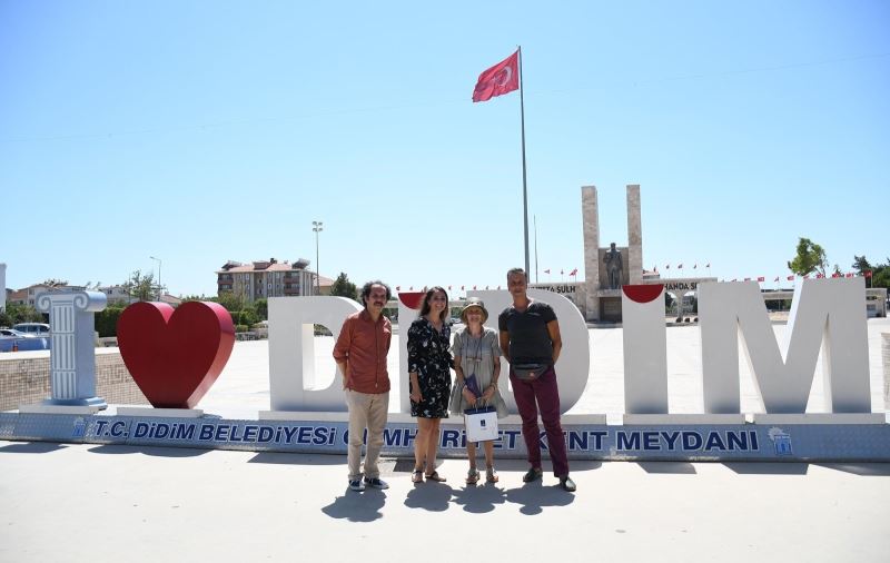 Kuşadası Belediye Tiyatrosu’ndan usta sanatçıya vefa örneği
