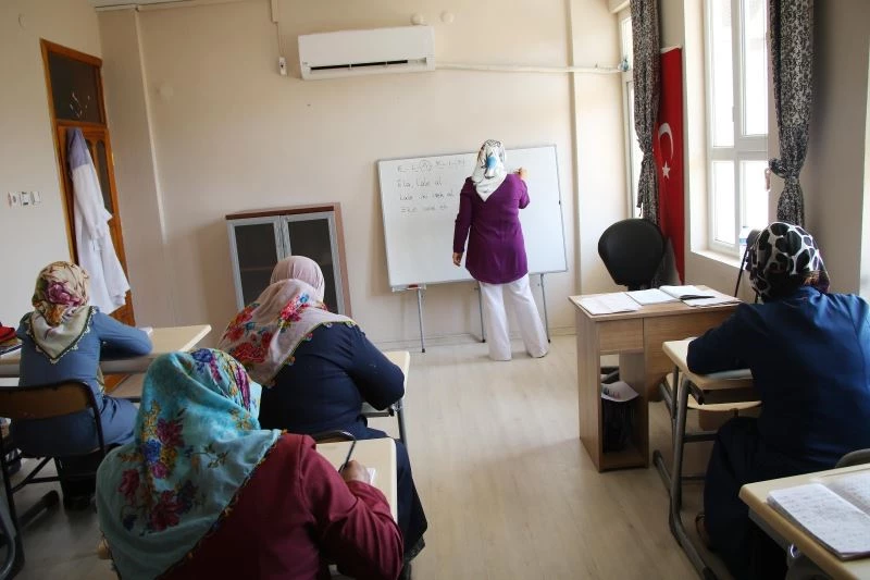 Haliliye’de kadınlar okuma öğreniyor, çocukları kreşte eğitim alıyor
