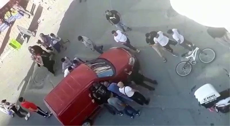  Bisikletli çocuğa çarpmaktan son anda kurtuldu, mahallelinin saldırısına uğradı
