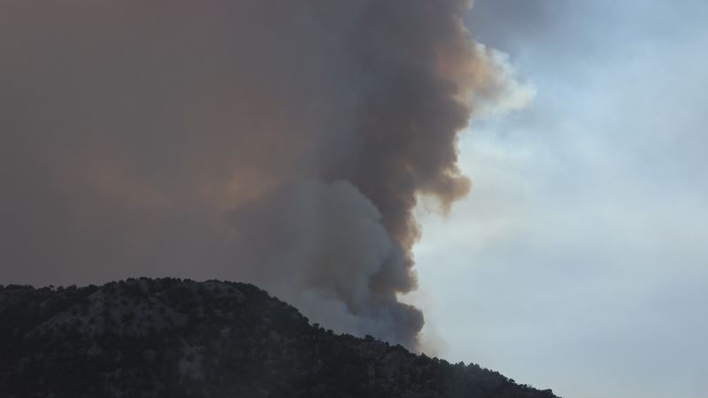 Antalya’nın Gündoğmuş ilçesinde dağlık alanda çıkan yangını söndürme çalışmaları devam ediyor
