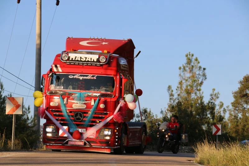 Tırını yeğeni için sünnet arabası yaptı
