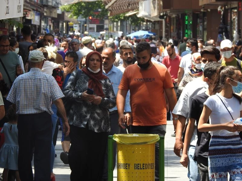 Sıcağa ve pandemiye rağmen çarşıdaki yoğunluk pes dedirtti
