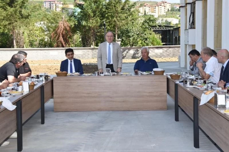 Vali Tutulmaz, sanayici ve iş insanlarıyla bir araya geldi
