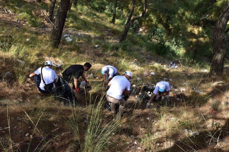 Öğretmenler orman yangınına sebep olabilecek atıkları topladı
