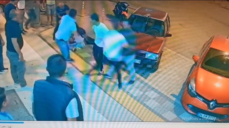 Kafasından tuttuğu şahsın sırtına bıçağı sapladı
