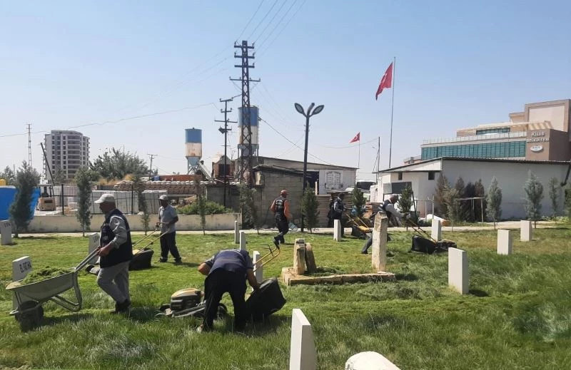 Kilis’te parkların bakımı 40 dereceyi aşan sıcağa rağmen aksamıyor
